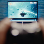 Идеальный телевизор для PlayStation 5 и Xbox Series X в 2025 году: OLED против QLED в разных ценовых категориях