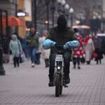 Тротуары хотят вернуть пешеходам — электросамокаты под вопросом
