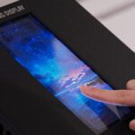 Смартфоны заменят тонометры и спрячут переписку от соседей по метро